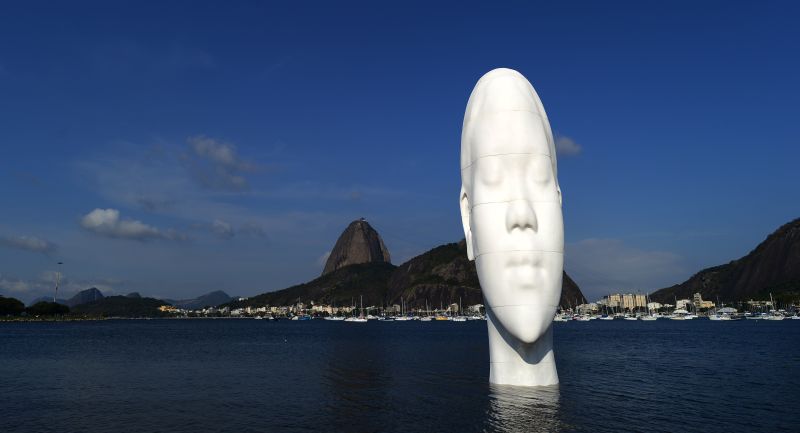 A escultura de Jaume Plensa na Praia de Botafogo, no Rio, chamou a atenção de quem passava pelo local | CHRISTOPHE SIMON/AFP