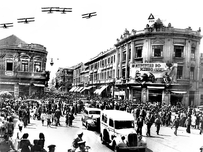 Dia 4 de Setembro, denominadoDia da Raça, ao término do desfile escolar na Rua XV e Avenida João Pessoa. Foto de 1940. | 