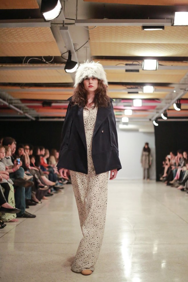 Entre as obras, há complexos mosaicos de azulejo remontados quase como um quebra-cabeças |