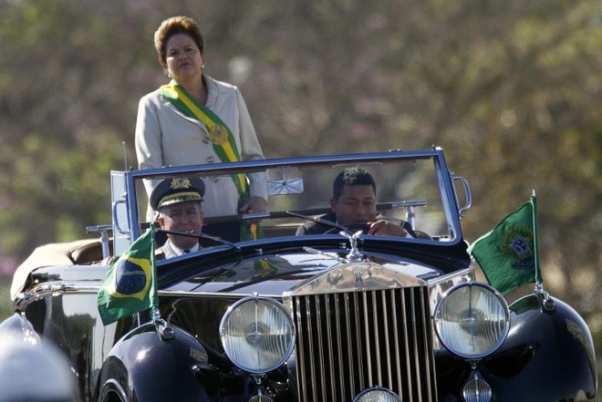 Dilma chegou à tribuna das autoridades em carro aberto, no Rolls Royce da Presidência da República |