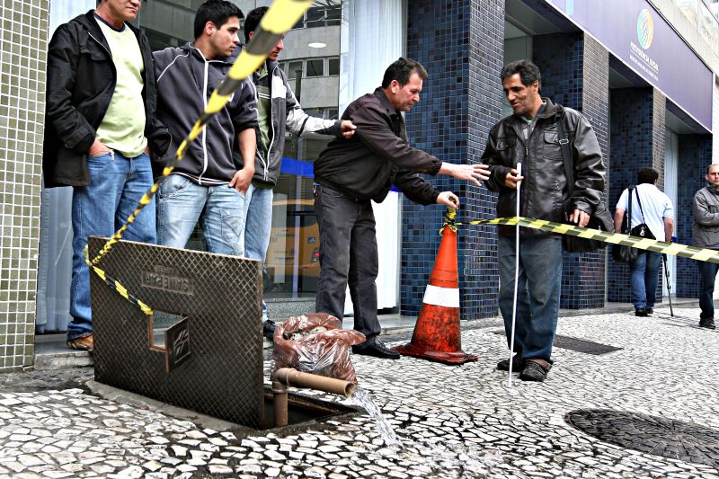 Luiz Fernando esbarra em obra pública mal sinalizada | Felipe Rosa/Gazeta do Povo