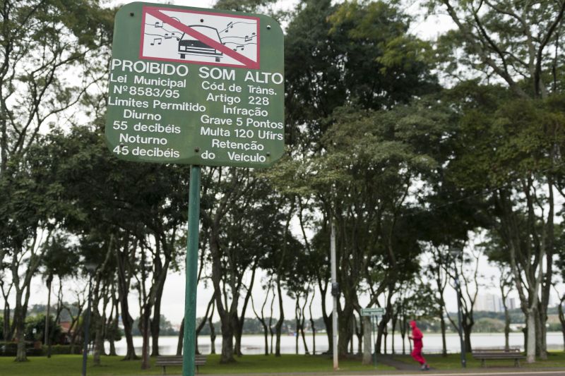 Parques, como o Barigui, sofrem com frequentadores que teimam em deixar o som alto | Marcelo Andrade/ Gazeta do Povo