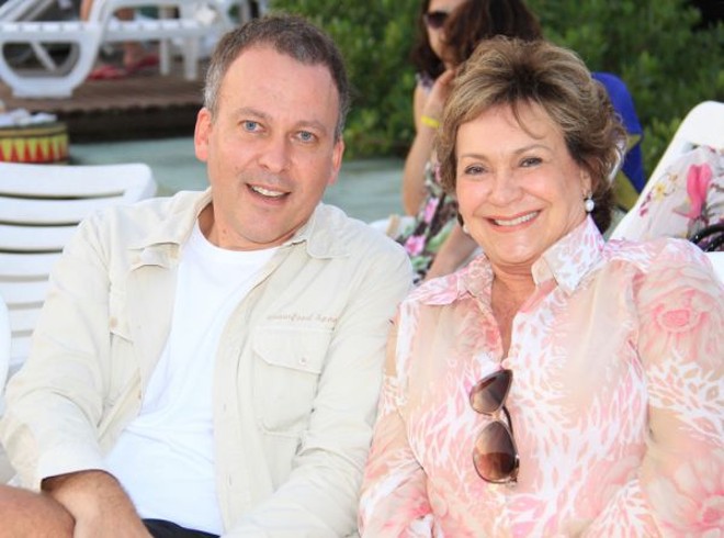 O estilista curitibano Jefferson Kulig com Iolanda Marcondes, na Semana VIP Curitiba realizada no Costão do Santinho Resort, Golfe & Spa, em Florianópolis no feriado da Pátria. Jefferson e sua irmã Karina Kulig, também estilista, apresentaram um desfile à beira da piscina do Hotel Internacional, seguido de show da banda Kid Abelha |