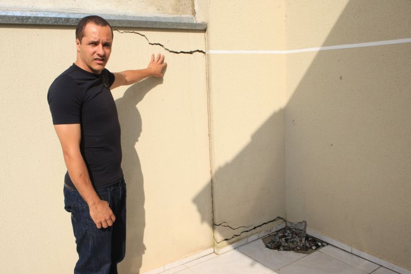 Falhas estruturais causaram infiltrações e trincas nas paredes e no piso do imóvel do taxista Michel Romano | Aniele Nascimento/ Gazeta do Povo