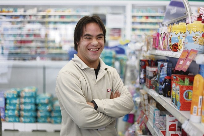 Dudu nasceu em um tempo de pouca informação sobre Síndrome de Down. Sua mãe foi atrás do que havia de mais novo no assunto e ele leva uma vida normal |