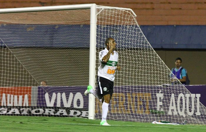 Deivid comemora o segundo gol do Coritiba na vitória por 2 a 1 sobre o Atlético-GO | Divulgação Coritiba