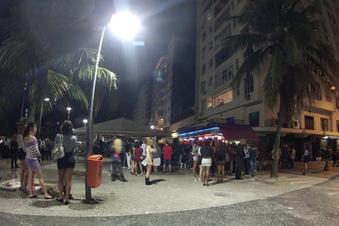 Movimentação de turistas e garotas de programa no bar Balcony na Avenida Atlântica em Copacabana, Rio de Janeiro |