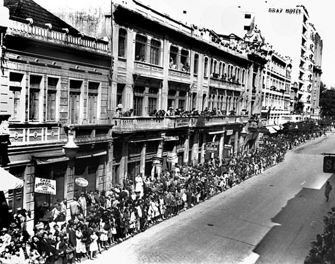 O povo apinhado espera o início do desfile na Rua XV, em 7 de Setembro de 1940 | 