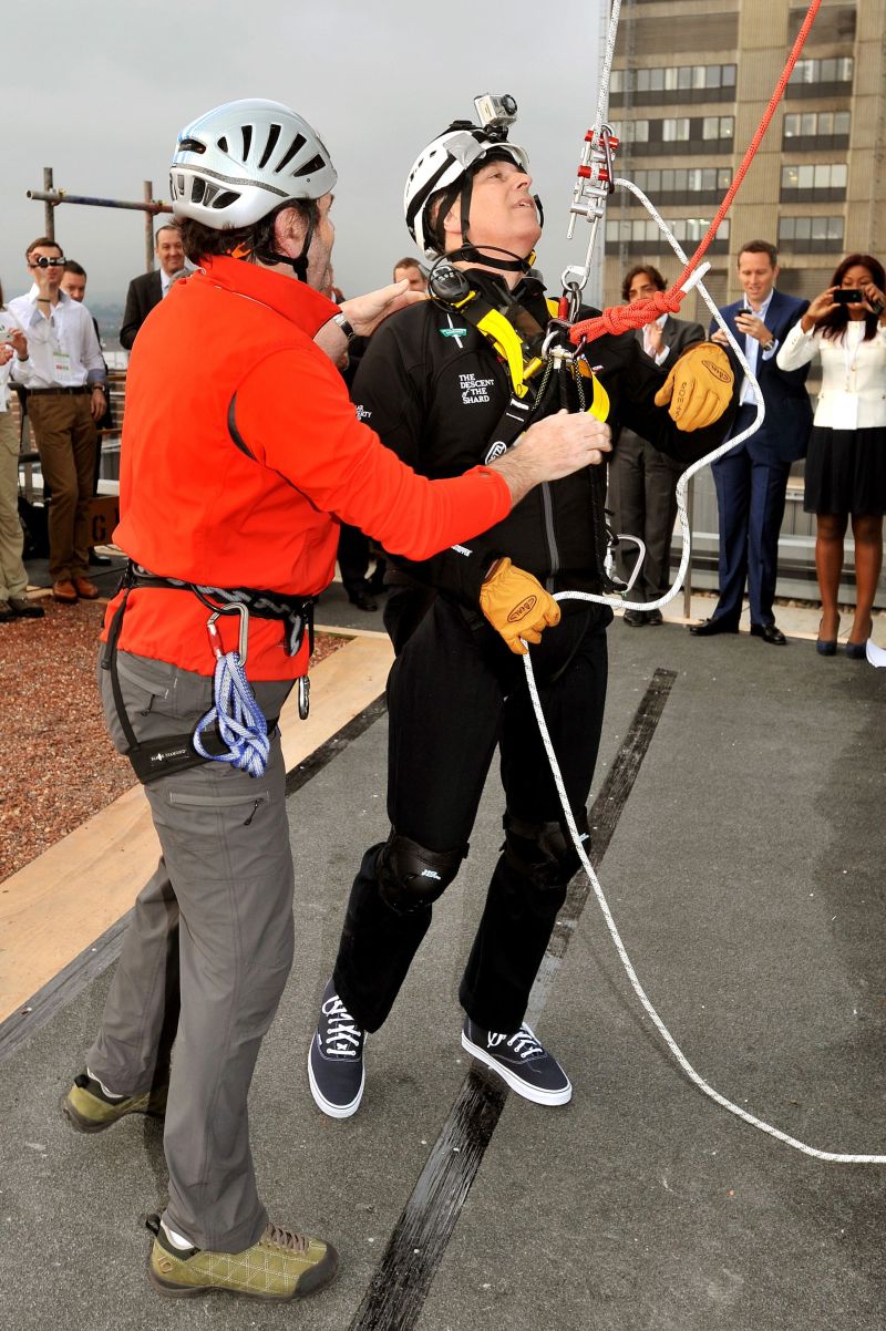 O terceiro filho da rainha Elizabeth II desceu do topo do edifício até ao 20º andar, cerca de 250 metros | AFP Photo/John Stillwell