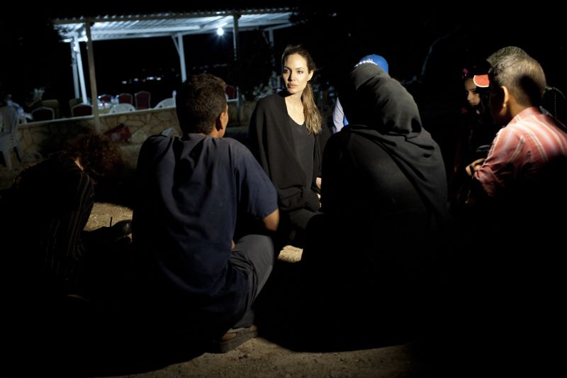 A pedido da ONU, a atriz americana Angelina Jolie visitou campos com refugiados pelo conflito sírio | AFP Photo/Divulgação/Acnur/Jason Tanner