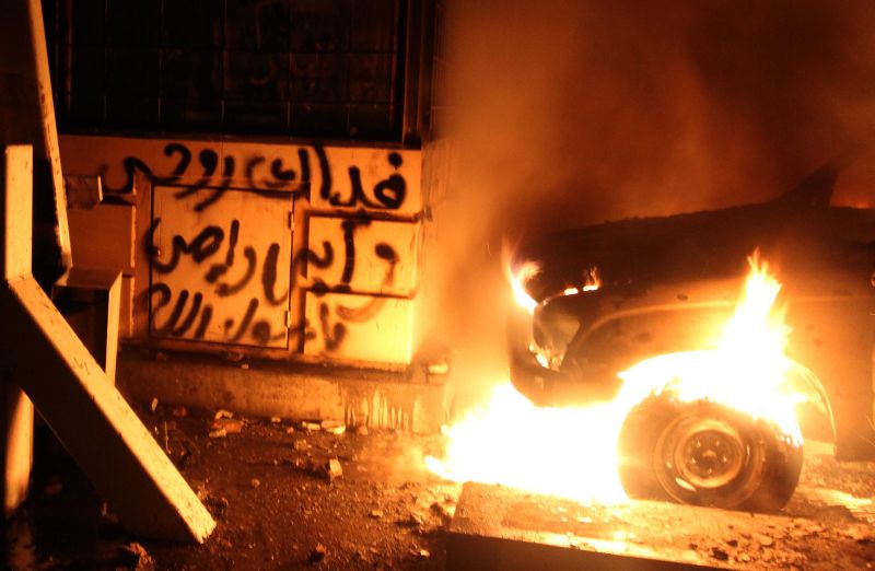 Protestos durante a noite e madrugada nas imediações da embaixada americana no Cairo deixaram prejuízos. Pichação em árabe diz "Eu sacrifico minha alma, meu pai e minha mãe pelo profeta de Deus" | AFP Photo/Ahmed Mahmud
