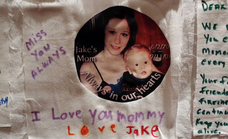 Mensagem deixada em mural lembra vítimas do 11 de Setembro | pencer Platt/Getty Images/AFP