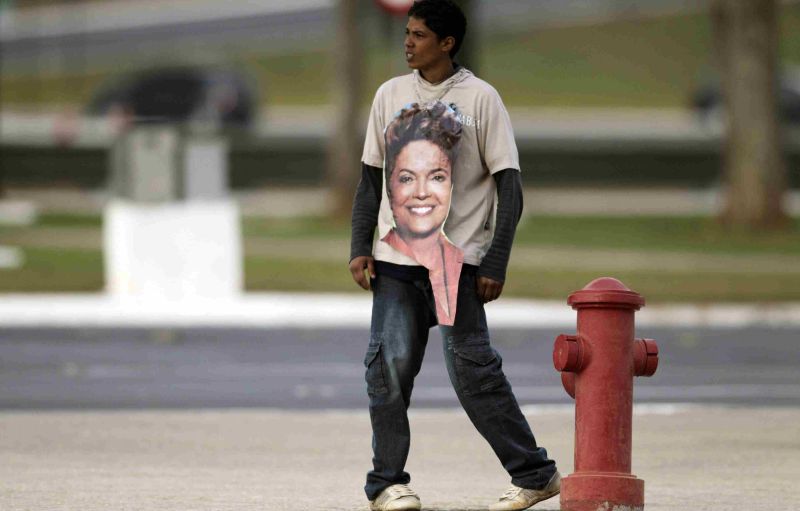 "Eu sou marido da Dilma Vana Rousseff!", disse a mulher, ao justificar a iniciativa de subir a rampa do Palácio | Ueslei Marcelino/Reuters