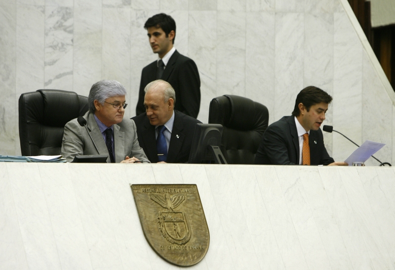 Deputados pressionam o presidente da Casa, Valdir Rossoni, a publicar a lei em troca de apoio para sua reeleição | Hugo Harada/ Gazeta do Povo