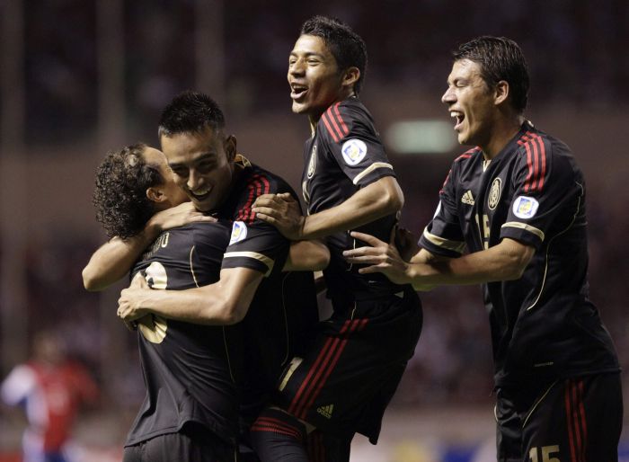 Mexicanos comemoram gol de Jesus Zavala (segundo à esq.) na vitória sobre Costa Rica | Juan Carlos Ulate/Reuters