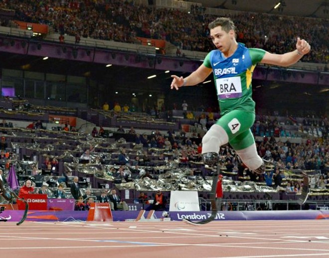 Alan Fonteles (atletismo):Ele não levantou o Estádio Olímpico. Pelo contrário. Calou o público ao deixar para trás o favoritíssimo Oscar Pistorius, protagonista da festa, e vencer os 200 m (T44). A arrancada extraordinária do paraense, de 20 anos, rumo à vitória surpreendeu a todos. Ele não ganhou outras medalhas em Londres, mas a que conquistou ficará marcada como um dos momentos inesquecíveis dos Jogos Paralímpicos | 
