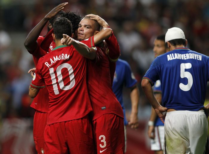 Portugueses comemoram o terceiro gol sobre o Azerbaijão, marcado por Bruno Alves | Miguel Vidal / Reuters