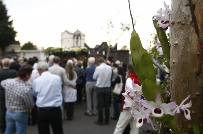 Sepultamento foi marcado pela emoção |