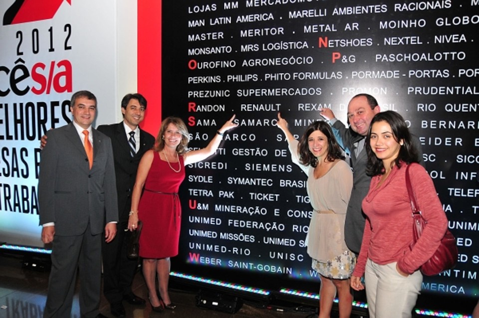 Na quarta-feira a Renault Brasil recebeu, pelo segundo ano consecutivo, premiação como uma das 150 Melhores Empresas para Você Trabalhar do Guia Você S/A 2012. Na comemoração, no clube Monte Líbano, em São Paulo, estavam o diretor de Comunicação, Caíque Ferreira, o gerente comercial, Filipe Pereira, a gerente de RH, Adriane Tombesi, a diretora de RH, Ana Paula Camargo, o chefe de produção, Josiel Nowak e a assessora de imprensa, Adriana Costa | Divulgação
