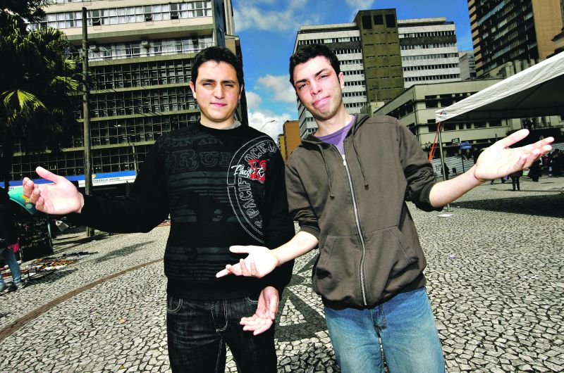 Natanael Lucas e Fernando Alcantara: estudantes não foram bem-vindos e tiveram de procurar outro imóvel | Antônio More/ Gazeta do Povo