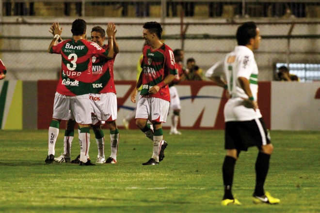 Festa lusitana no Canindé: enquanto Rafinha tenta entender o que deu errado, os jogadores da Portuguesa não escondem a alegria pela fácil vitória por 3 a 0 | Marcos Bezerra/ Futura Press