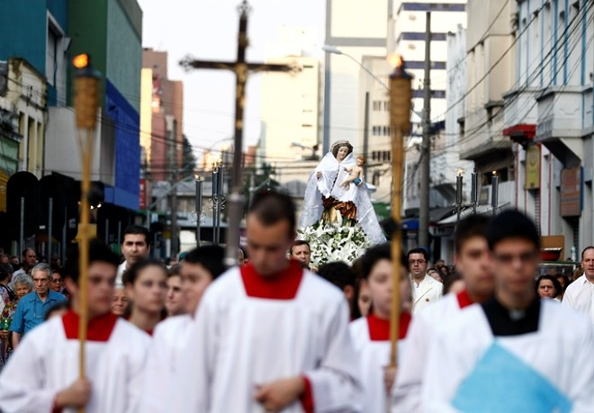 Rezando e cantando, uma multidão participou da procissão da Festa da Luz |