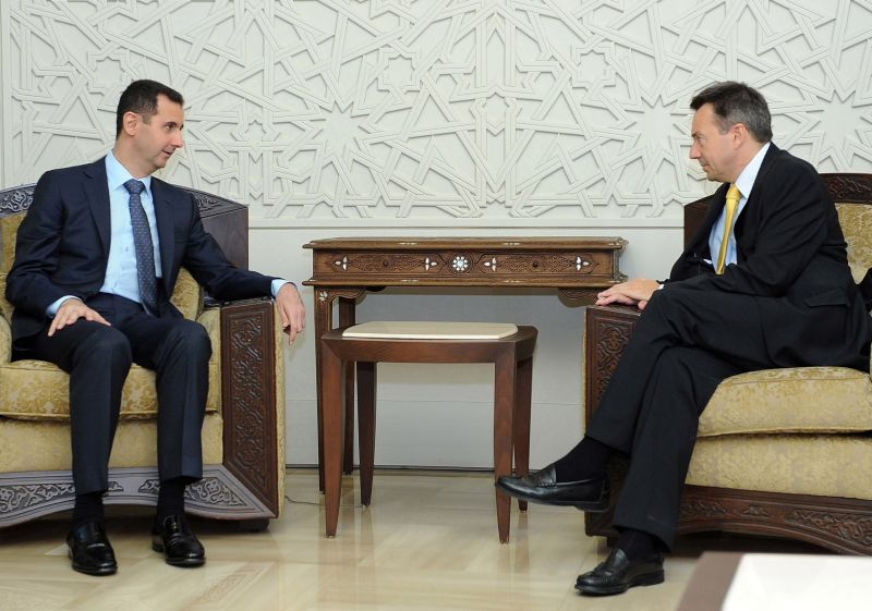 O presidente sírio (à esq.) se reuniu com o chefe do Comitê Internacional da Cruz Vermelha (CICV), Peter Maurer (à dir.) | AFP Photo/Divulgação/Sana