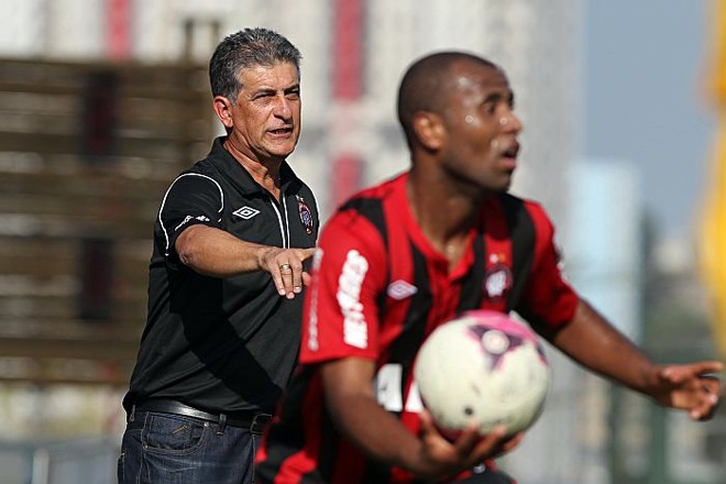 Ricardo Drubscky orienta o Atlético na vitória sobre o CRB: treinador prefere manter os pés no chão | 