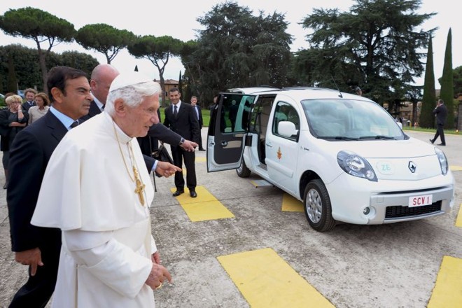 O papa conferiu de perto o presente dado pela montadora francesa | AFP Photo/Osservatore Romano