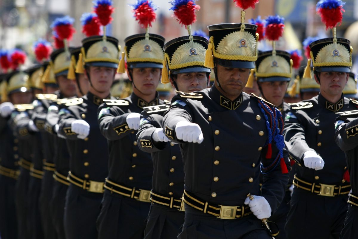 Participaram do desfile estudantes, servidores municipais, integrantes de grupos da terceira idade, militares e lojistas | Henry Milleo / Agência de Noticias Gazeta do Povo