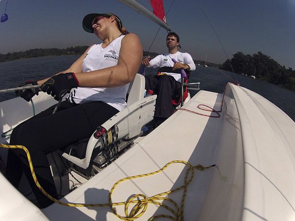 Bruno Neves participa na classe tripulação mista barco Skud21 na Paralímpiada de Londres ao lado de Elaine Cunha | AFP