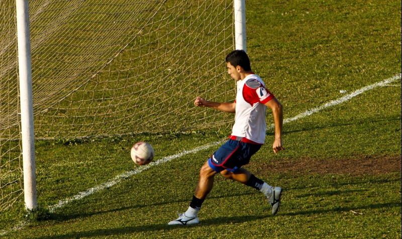 O zagueiro Anderson vê a bola passar no treino: hoje, formará nova dupla com Alisson | Antonio Costa/ Gazeta do Povo