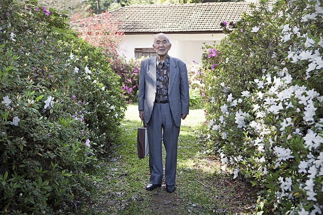 O sobrevivente Kazumi recebia escolas no sitio onde morava para explicar o que foi o ataque nuclear. Passava documentário e também recebia personalidades importantes que lutam até hoje pela mesma causa: em busca da paz |