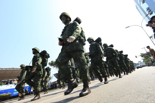 Em Curitiba, 5 mil pessoas desfilaram pela avenida na parada cívico-militar do Dia da Independência |