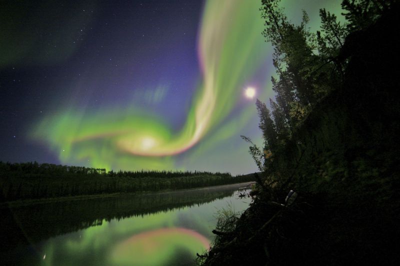 Aurora sobre Whitehorse, no estado de Yukon, Canadá: fenômeno natural encheu de cores o céu | Nasa/Reuters/Divulgação