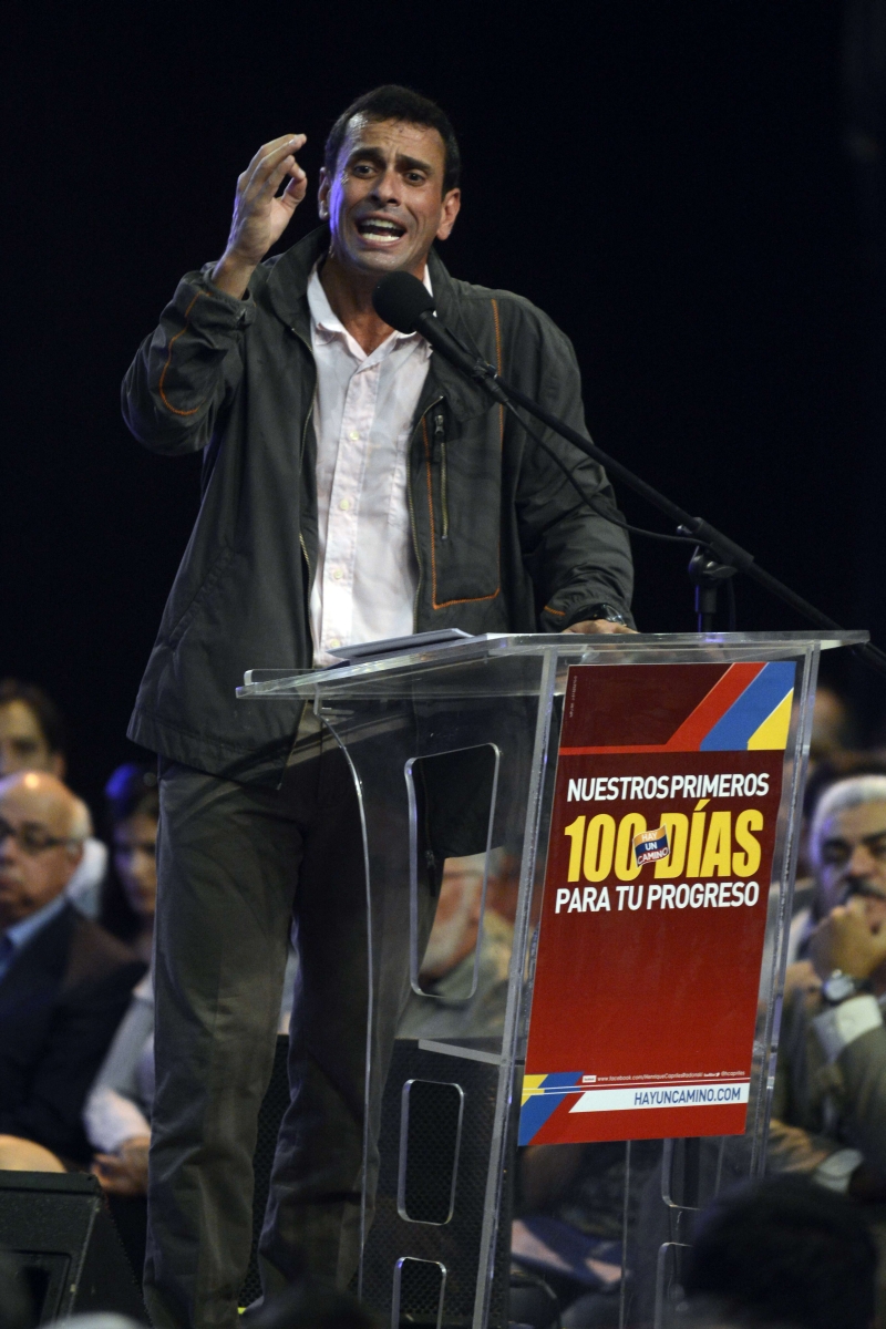 O oposicionista Capriles diz que, se vencer, não dará petróleo de presente a nenhum país | Leo Ramirez/AFP