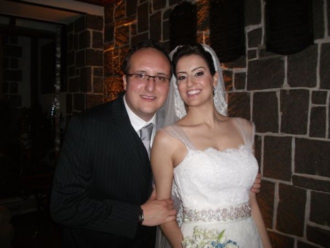 Christian Abílio Geronasso e Natalia Bitencourt Gasparin casaram-se no dia 1º de setembro na Igreja Bom Jesus do Cabral, com recepção no Graciosa Country Club. Os noivos são filhos dos casais Terezinha e Ariel Geronasso e Sonia e Cesar Eugênio Gasparin |