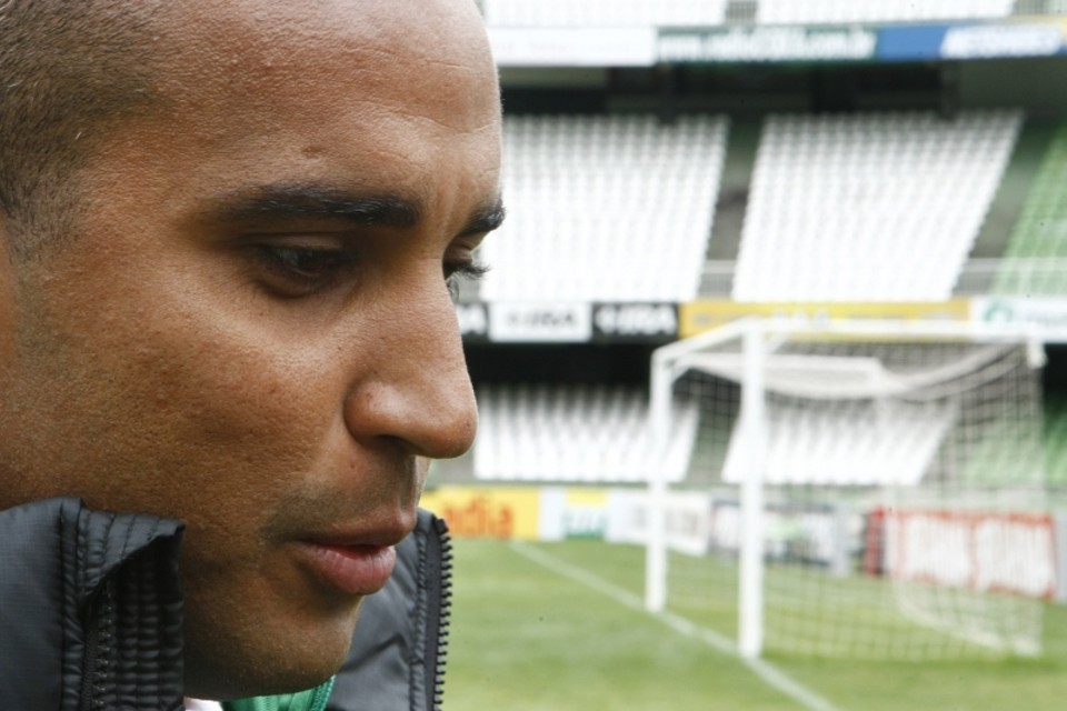 O atacante Deivid foi apresentado ontem no Couto Pereira: jogador deve estrear apenas contra o Flamengo, seu ex-clube, no sábado | Henry Milléo/ Gazeta do Povo
