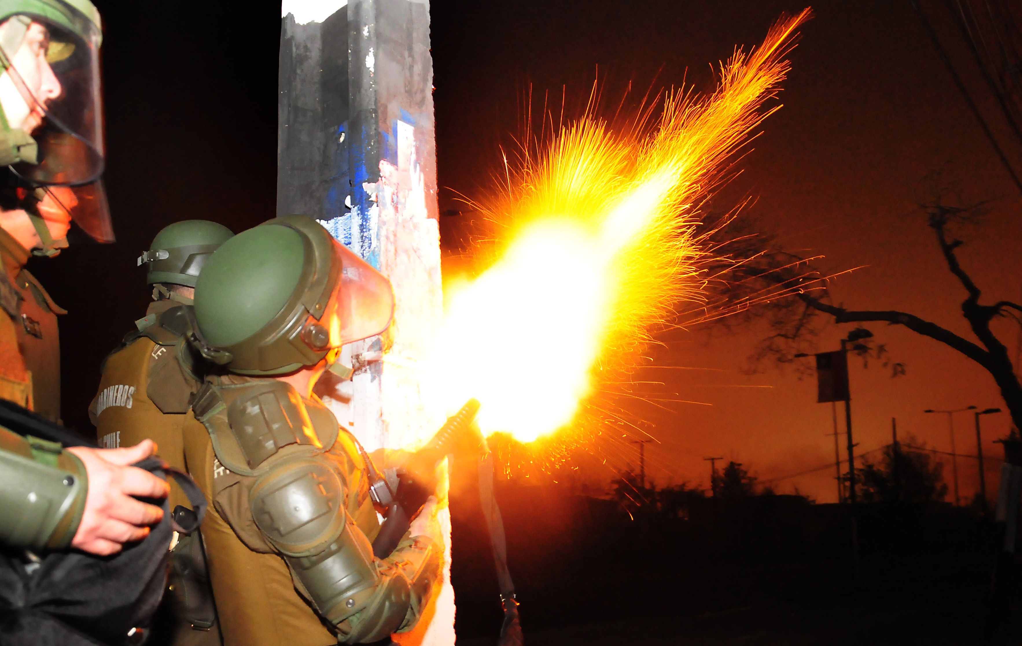 Policiais disparam contra manifestantes nas ruas de Santiago, no Chile | AFP PHOTO/ARIEL MARINKOVIC