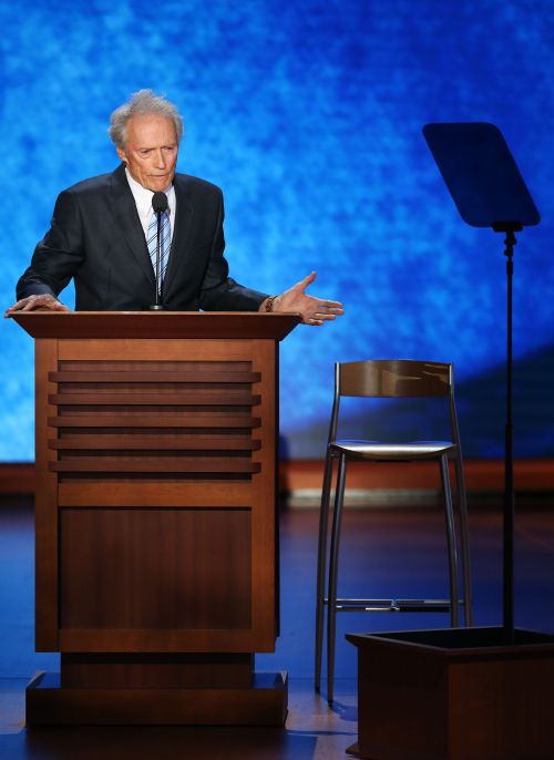 Clint Eastwood simulou conversa com uma cadeira como estivesse falando com o presidente Barack Obama | AFP