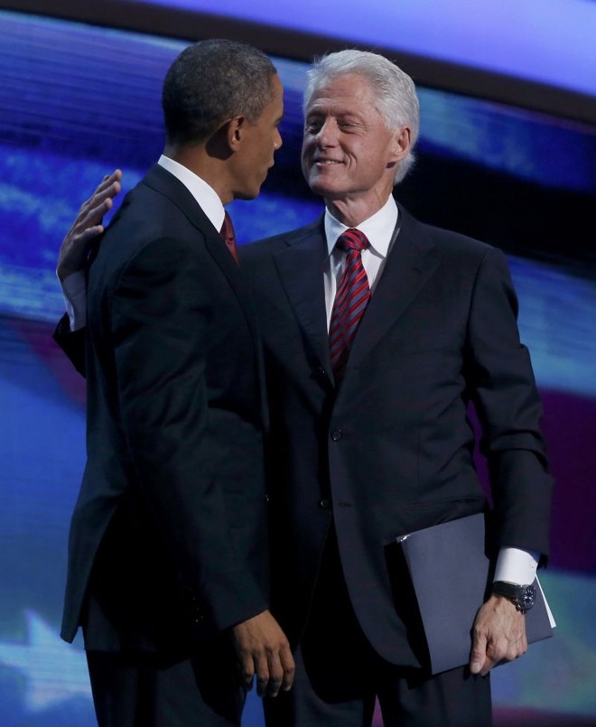 Obama subiu ao palco para cumprimentar Bill Clinton após o discurso deste na convenção democrata | Reuters/Eric Thayer