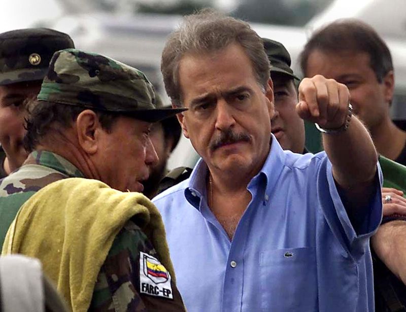 Foto tirada em fevereiro de 2001 mostra o então presidente colombiano Andres Pastrana (à direita) com o comandante das Farc Manuel Marulanda Velez | Luis Acosta/ AFP