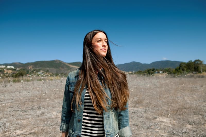 Repertório do show de Alanis Morissette em Curitiba conta com faixas do novo disco sem deixar de lado os principais hits de sua carreira | Williams & Hirakawa/Divulgação
