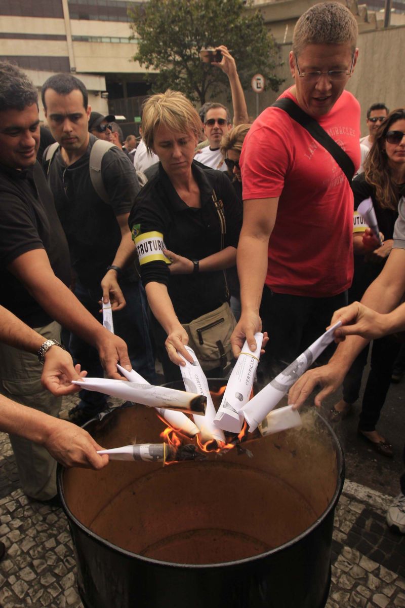 Agentes incendeiam diploma: paralisação deve continuar | Léo Franco / Futura Press
