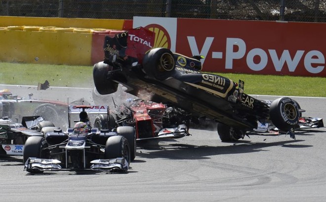 Romain Grosjean, piloto da Lotus, provoca acidente e tira Fernando Alonso e Lewis Hamilton do Grande Prêmio da Bélgica | 