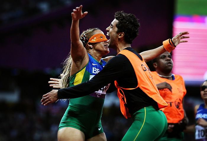 Brasileira Terezinha Guilhermina comemora o ouro nos 200 m na categoria T11 com o guia Guilherme Santana | Fernando Maia / CPB