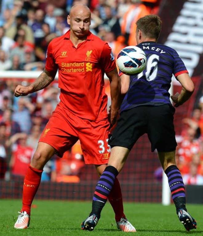 Jonjo Shelvey do Liverpool em disputa de bola com Aaron Ramsey | 