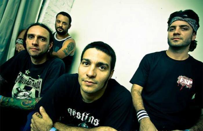 Formada no início da década de 90 em Vitória, o Dead Fish lançou quatro discos e inúmeras demos antes de romper a barreira independente e alcançar o mercado |