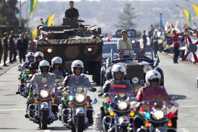 A presidente foi seguida por tanques do Exército no desfile militar |
