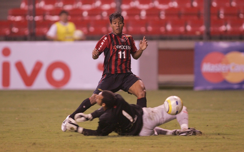 Marcos Aurélio supera o goleiro vascaíno Cássio: o Baixinho fez dois na goleada | Valterci Santos/ Arquivo/ Gazeta do Povo